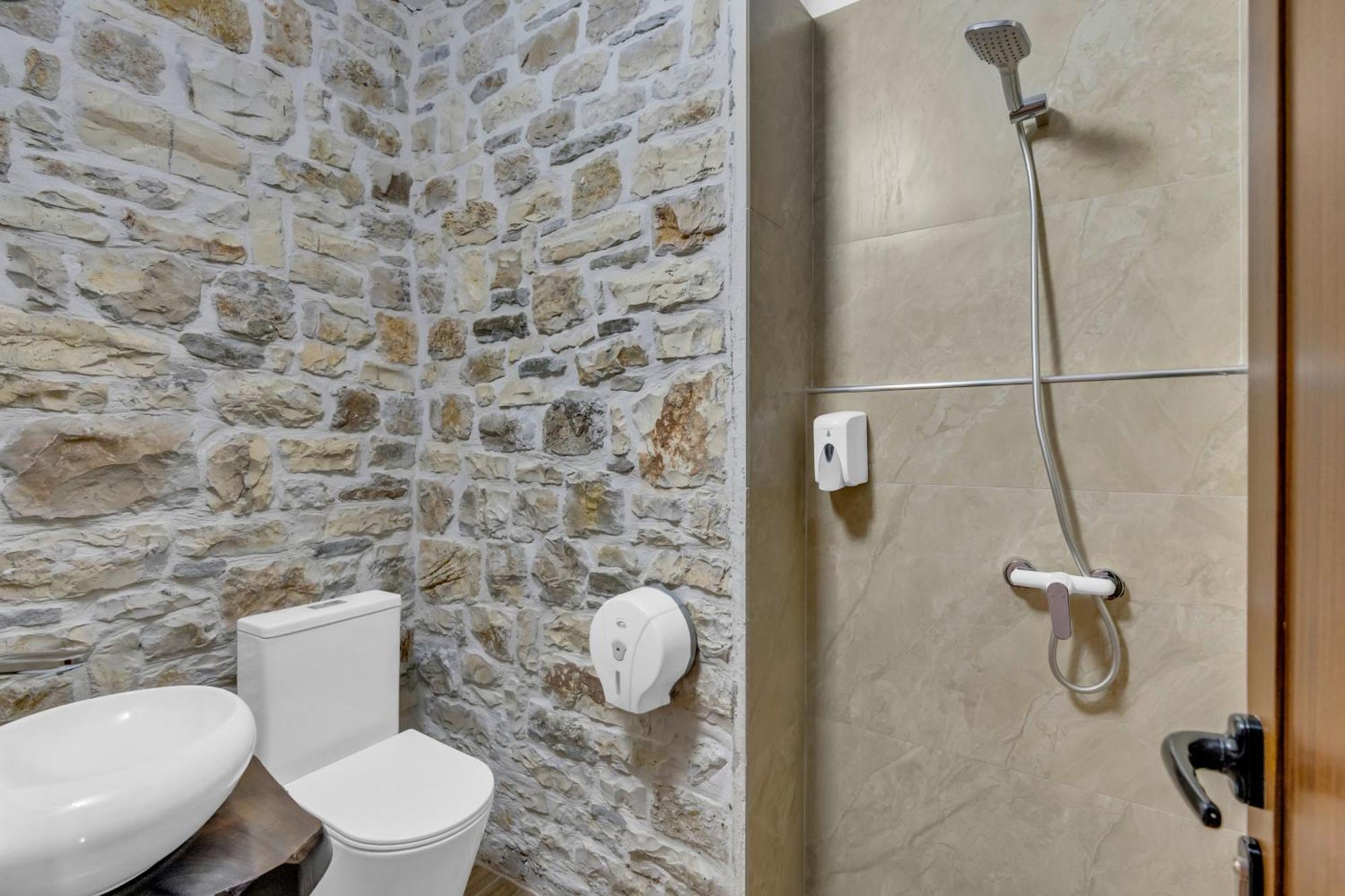 Hotel Bohem בראט מראה חיצוני תמונה